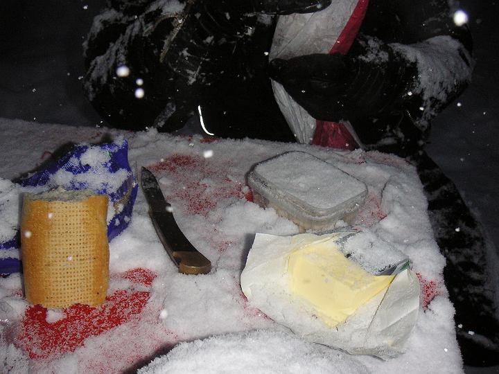 096_PICT3741 Brot mit Schnee, Butter mit Schnee, ...