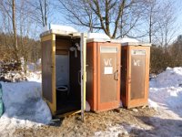 Die sanitären Anlagen auf dem Elefantentreffen im Bayerischen Wald sind historisch schon immer übel. Diese Telefonzellen hier gehören allerdings zur Luxus-Kategorie.