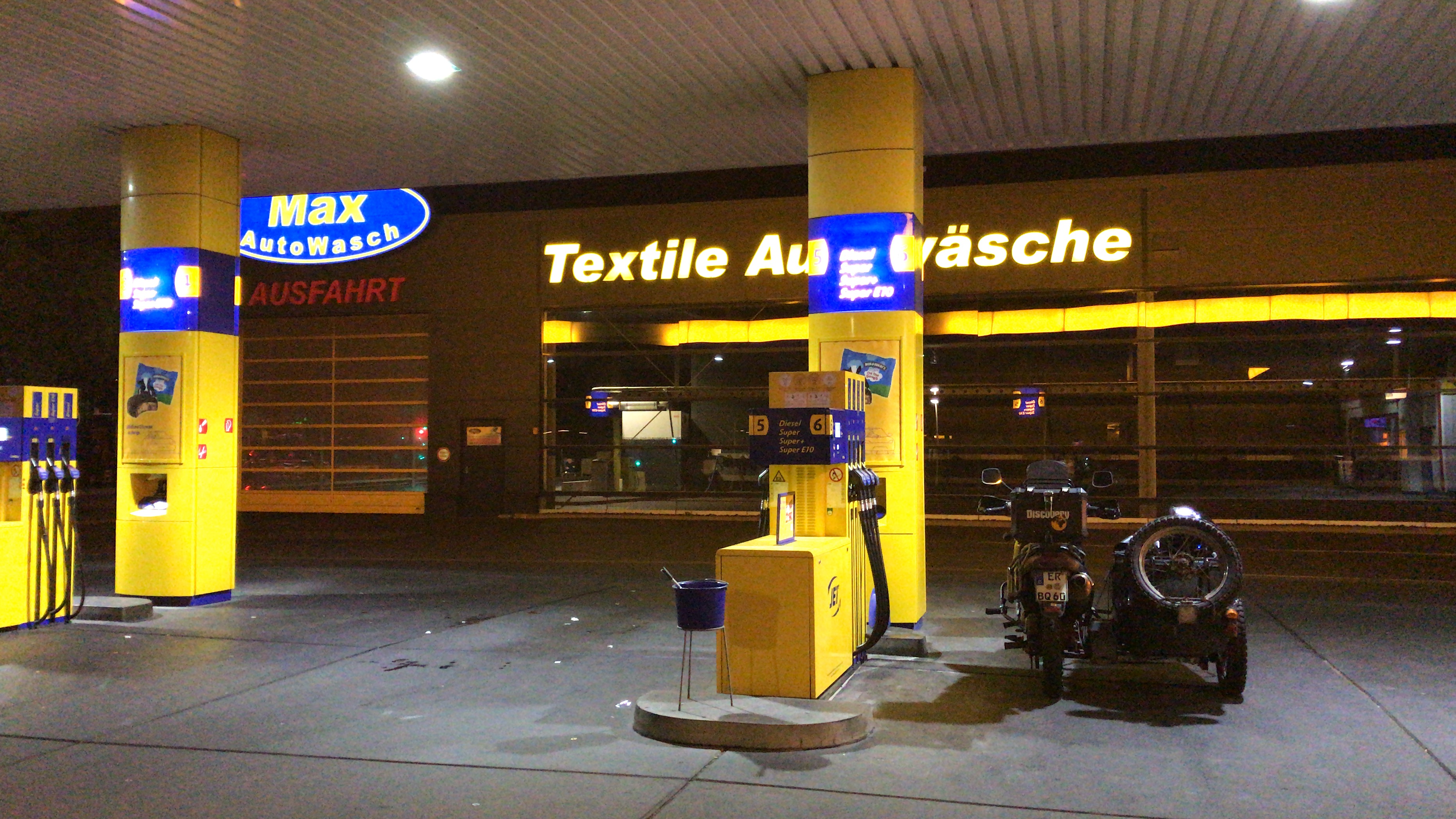 Einsame Tankstelle bei Nacht - ich habe erwartet, dass gleich so ein Tumbleweed-Wüstenstrauch durch's Bild rollt.